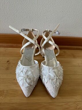 Elegant White Lace Pointed-Toe Women's Heels with Floral Appliqué